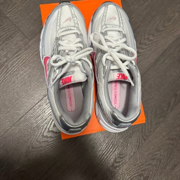 WOMENS NIKE INITIATOR - WHITE/METALLIC SILVER/CHERRY SIZE 7 - Picture 2 of 10
